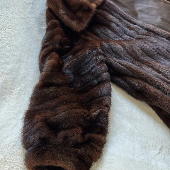 Stunning Mink Classic Sophistication ๐ with an Elegant Hue that Captures Light - Picture 8 of 10